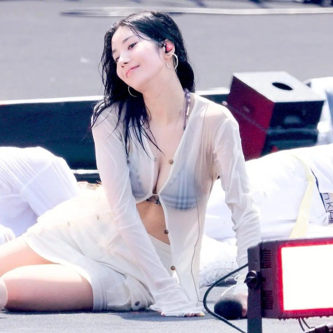 Kwon Eun Bi hâm nóng tên tuổi sau màn trình diễn gợi cảm ở lễ hội nước.