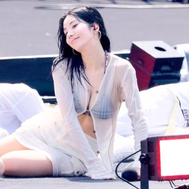 Kwon Eun Bi hâm nóng tên tuổi sau màn trình diễn gợi cảm ở lễ hội nước.