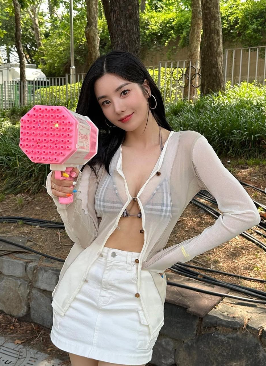 Kwon Eun Bi sinh năm 1995, là sao nữ Kpop có tiếng trên mạng xã hội. Ngoài nhan sắc xinh đẹp, mỹ nhân này còn có gu thời trang gợi cảm.