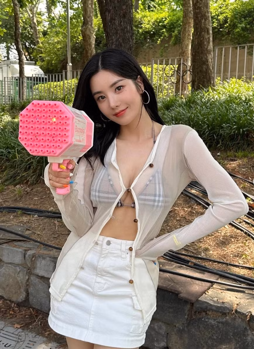 Kwon Eun Bi sinh năm 1995, là sao nữ Kpop có tiếng trên mạng xã hội. Ngoài nhan sắc xinh đẹp, mỹ nhân này còn có gu thời trang gợi cảm.