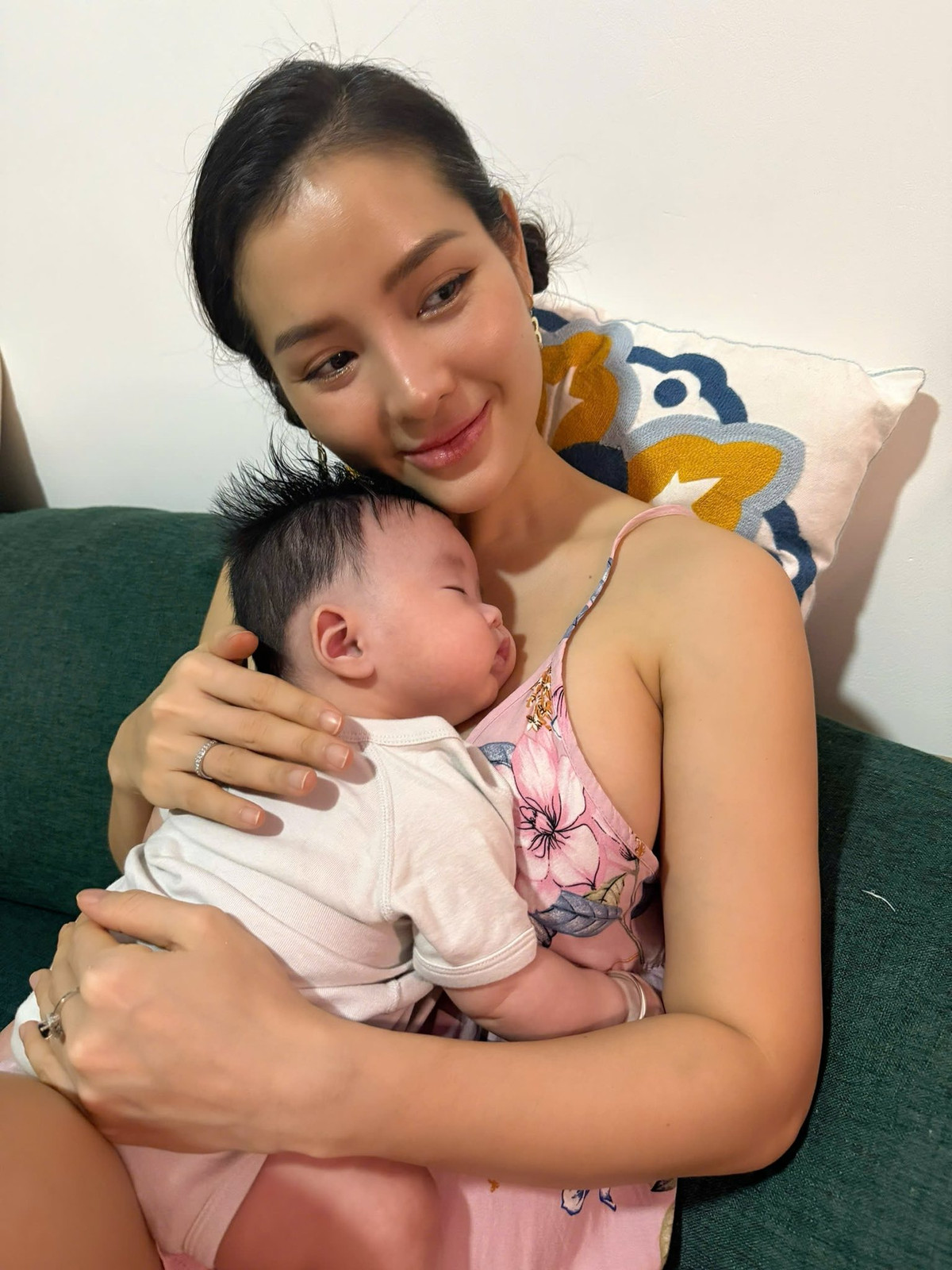 Phương Trinh Jolie khoe khoảnh khắc yên bình của "mẹ bỉm". Ảnh: FB Phương Trinh Jolie