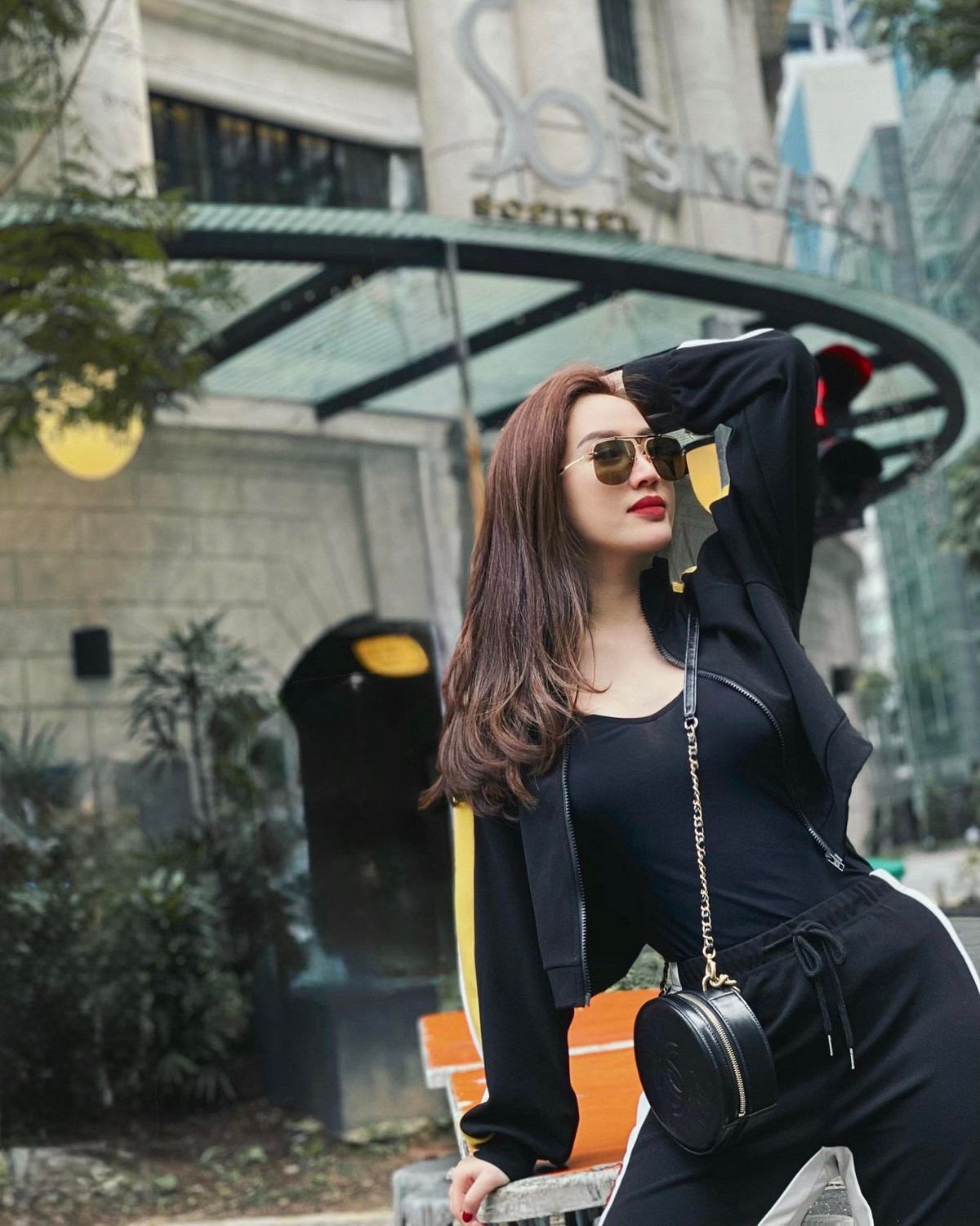 Ca sĩ Bảo Thy tạo dáng "muốn vẹo lưng chỉ để có tấm ảnh sống ảo". Ảnh: FB Bảo Thy