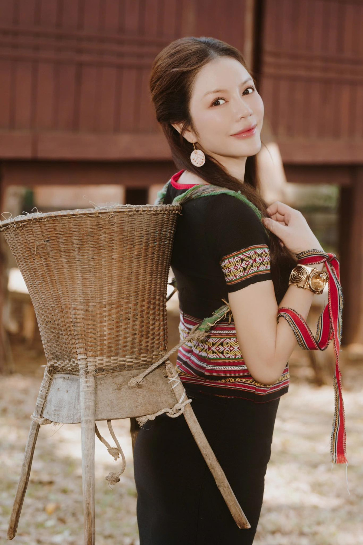 Diễn viên Lý Nhã Kỳ diện trang phục thổ cẩm, hóa cô gái dân tộc thiểu số khi lên Tây Nguyên chơi cùng bạn bè. Ảnh: FB Ly Nha Ky - Artist