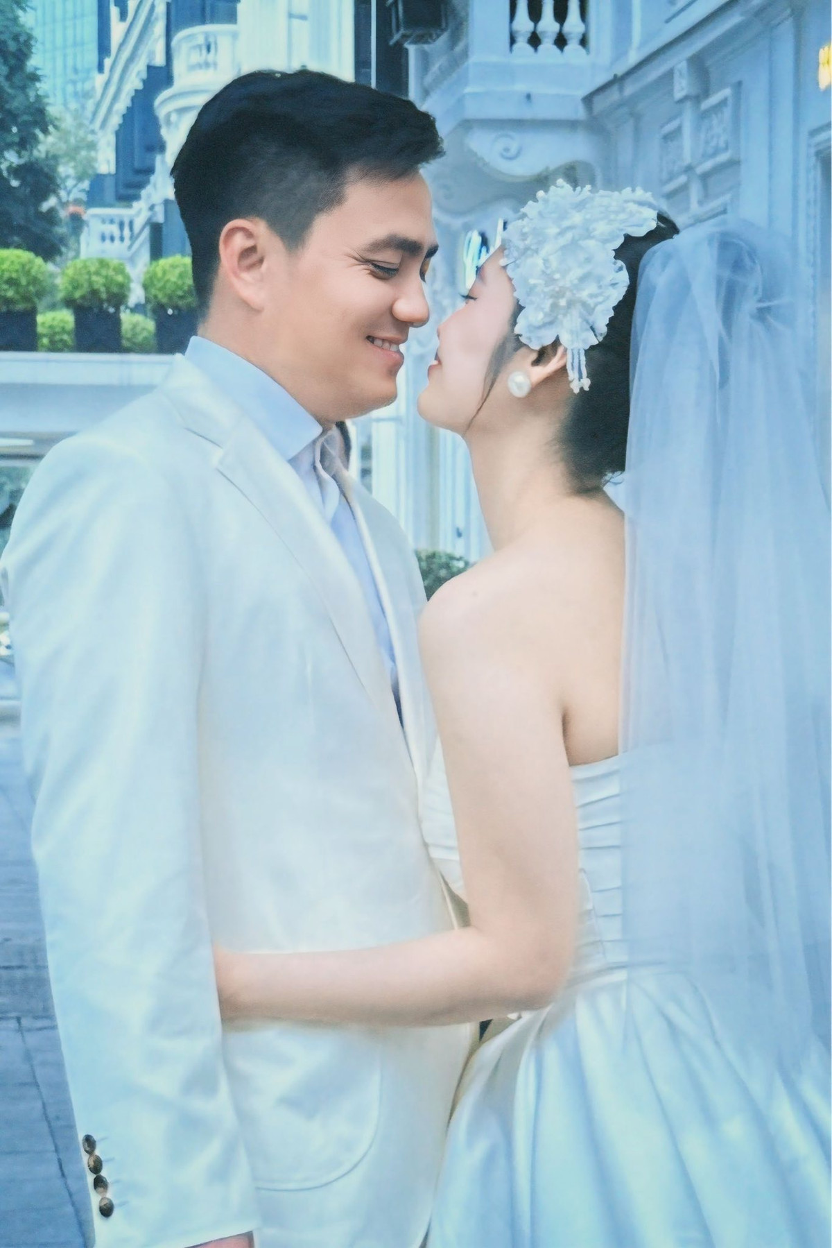 Nông Thúy Hằng khoe một số bức ảnh cưới "chụp vội bằng điện thoại" của cô và chồng tương lai. Ảnh: FB Nông Thúy Hằng