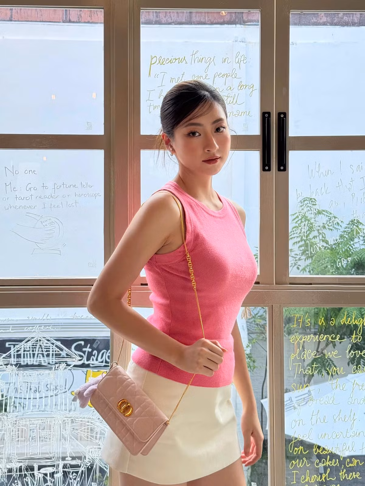 Hoa hậu Lương Thuỳ Linh được khen với kiểu thời trang nữ tính, nhã nhặn. Ảnh: FB Lương Thùy Linh