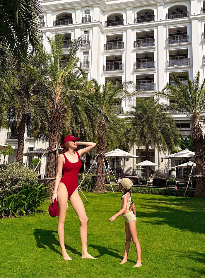 Bộ đồ bơi ôm sát giúp giọng ca "Cô đơn trên sofa" khoe ba vòng đốt mắt. (Ảnh: FB Hồ Ngọc Hà)