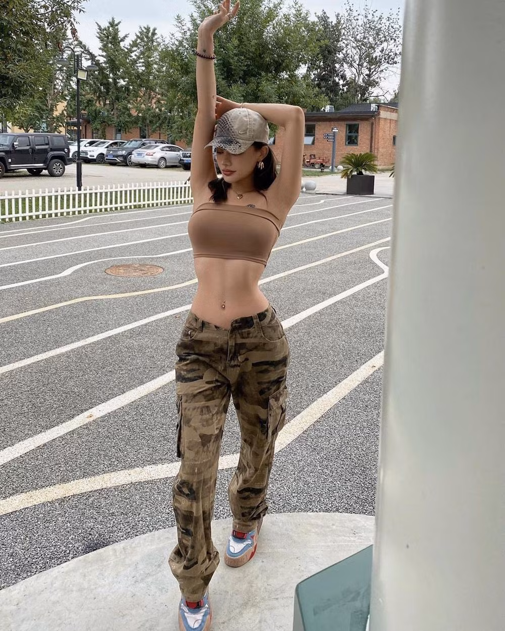 Không chỉ dừng lại ở kiểu dáng, Jia Jun Ya còn khéo léo kết hợp những chiếc áo ngắn cũn với nhiều loại trang phục khác nhau, tạo nên những set đồ đa dạng và phong phú.