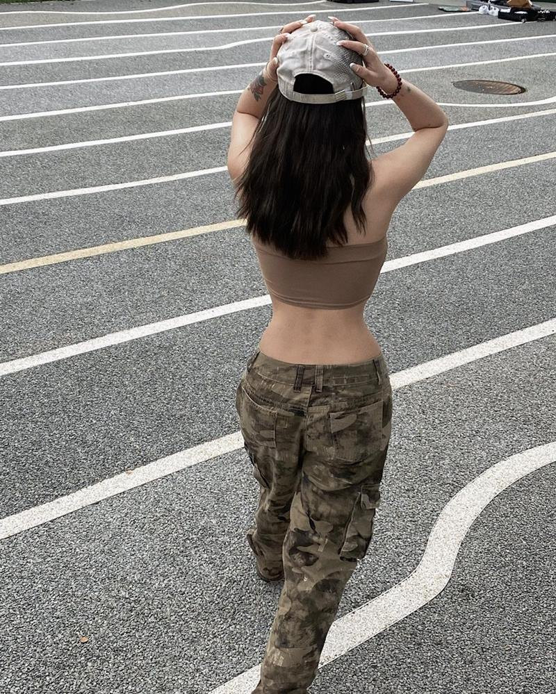 Cô có thể mix áo crop top với quần jeans cạp cao năng động, chân váy chữ A trẻ trung, hay thậm chí là quần ống rộng thời thượng.