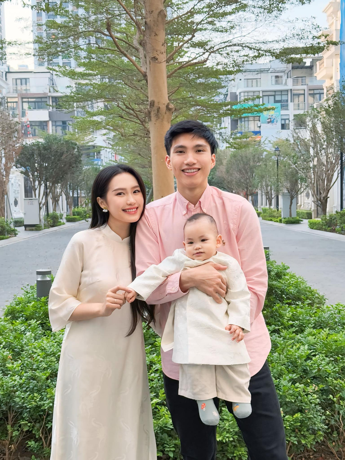 Hiện tại, cô nàng đang có cuộc sống hạnh phúc bên cạnh ông xã là cầu thủ Đoàn Văn Hậu và con trai đầu lòng. Ảnh: FB Doan Hai My