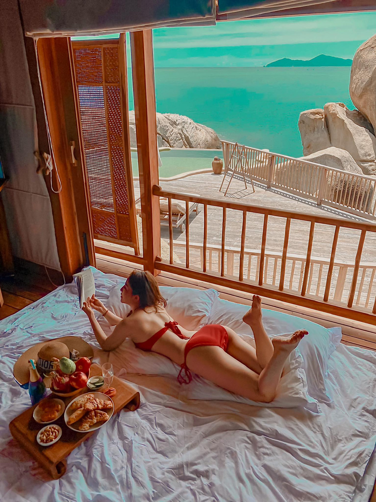 Nữ diễn viên còn diện bikini hai mảnh, tạo dáng trên giường ngủ. Ảnh: FB Phạm Quỳnh Nga