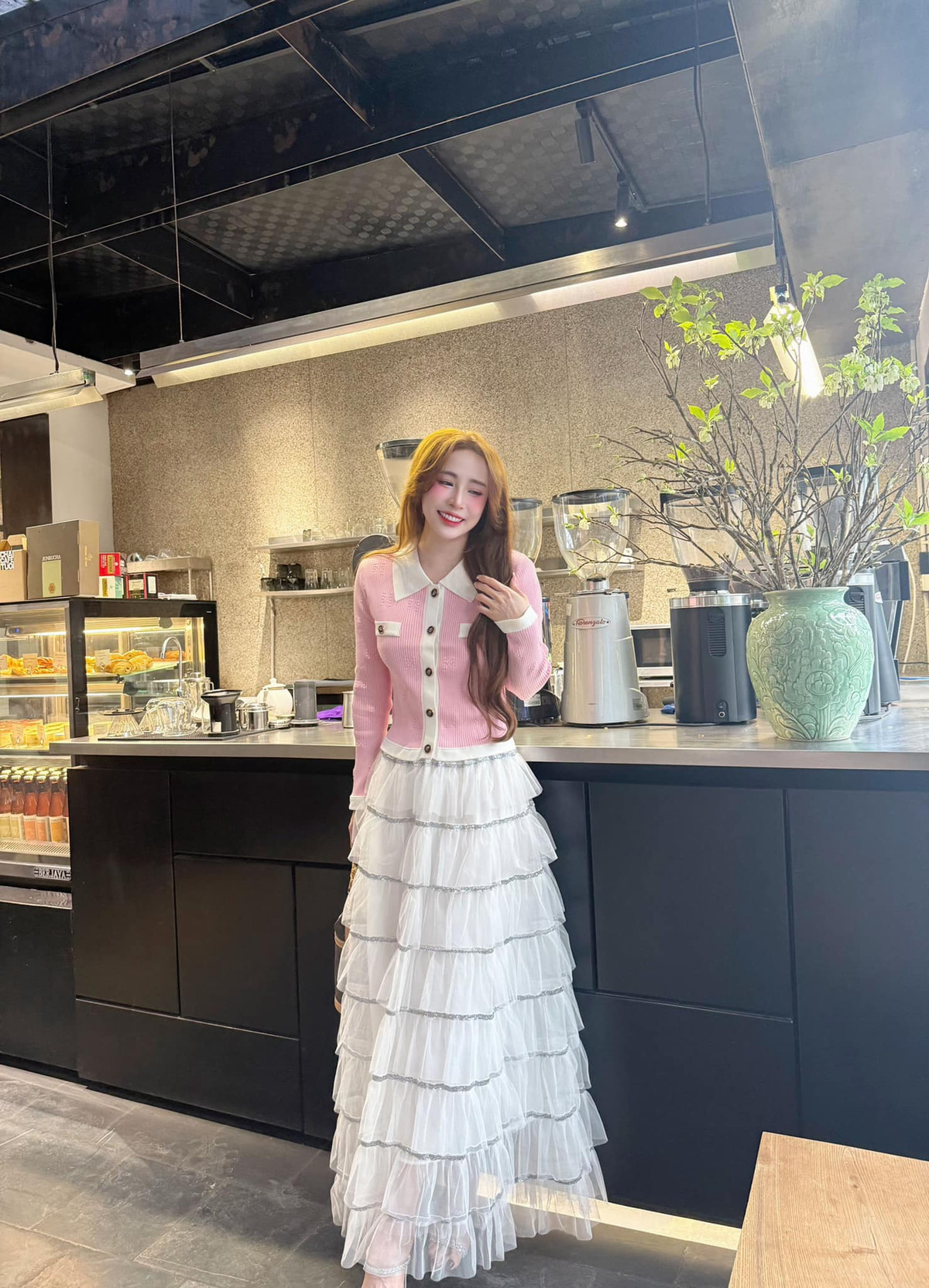 Từ những kiểu trang phục khác nhau, nữ diễn viên Quỳnh Nga cho thấy sự tự tin và thoải mái với vẻ đẹp hình thể của mình. Ảnh: FB Phạm Quỳnh Nga