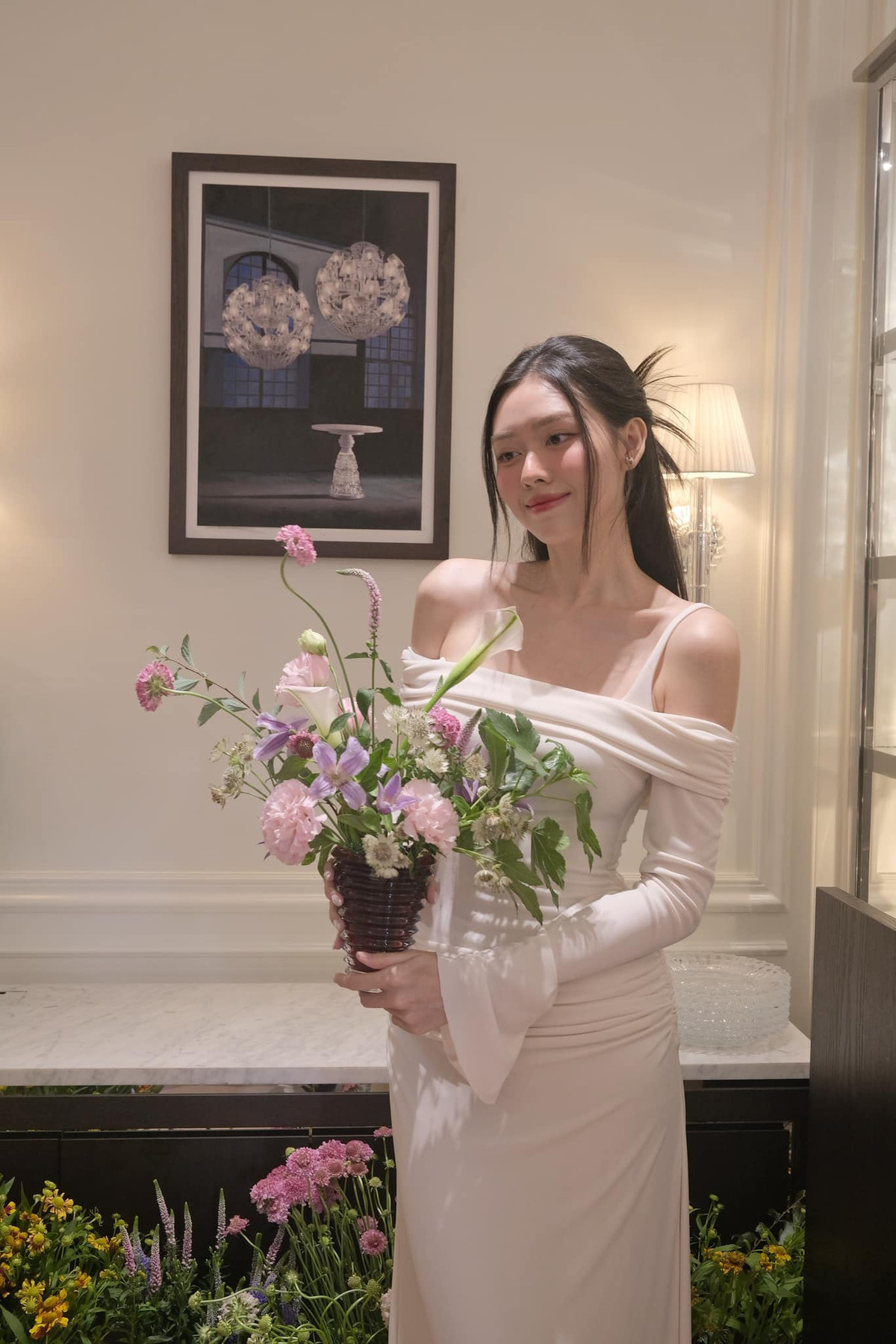 Cô thường lựa chọn những trang phục đơn giản, nhẹ nhàng nhưng vẫn tôn lên được vóc dáng và nhan sắc. Ảnh: FB Nguyễn Tường San