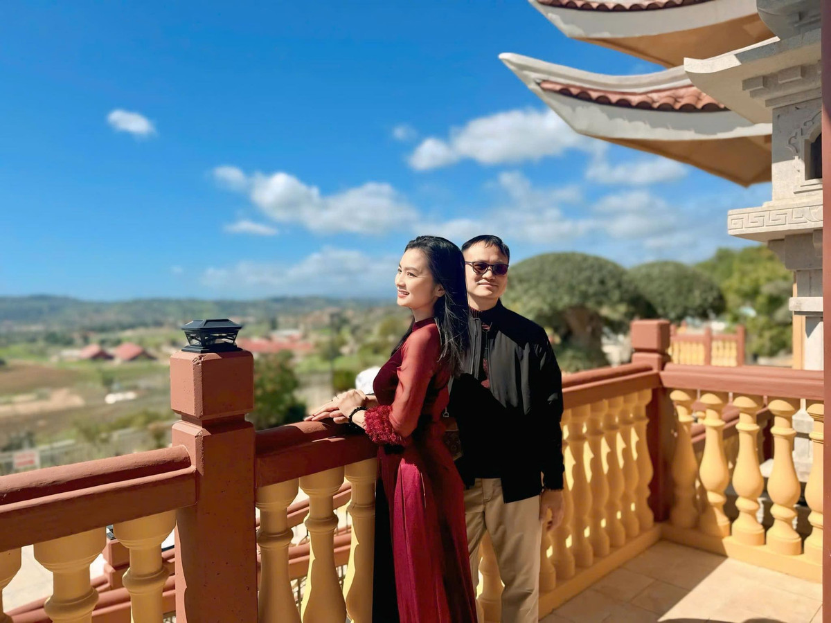 Diễn viên Diệu Hương cùng chồng đi chùa. Ảnh: FB Diệu Hương