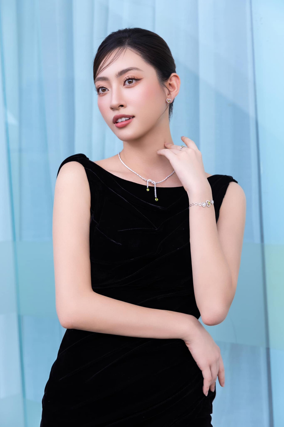 Hoa hậu Lương Thuỳ Linh xả bộ ảnh gam đen quý phái. Ảnh: FB Lương Thùy Linh