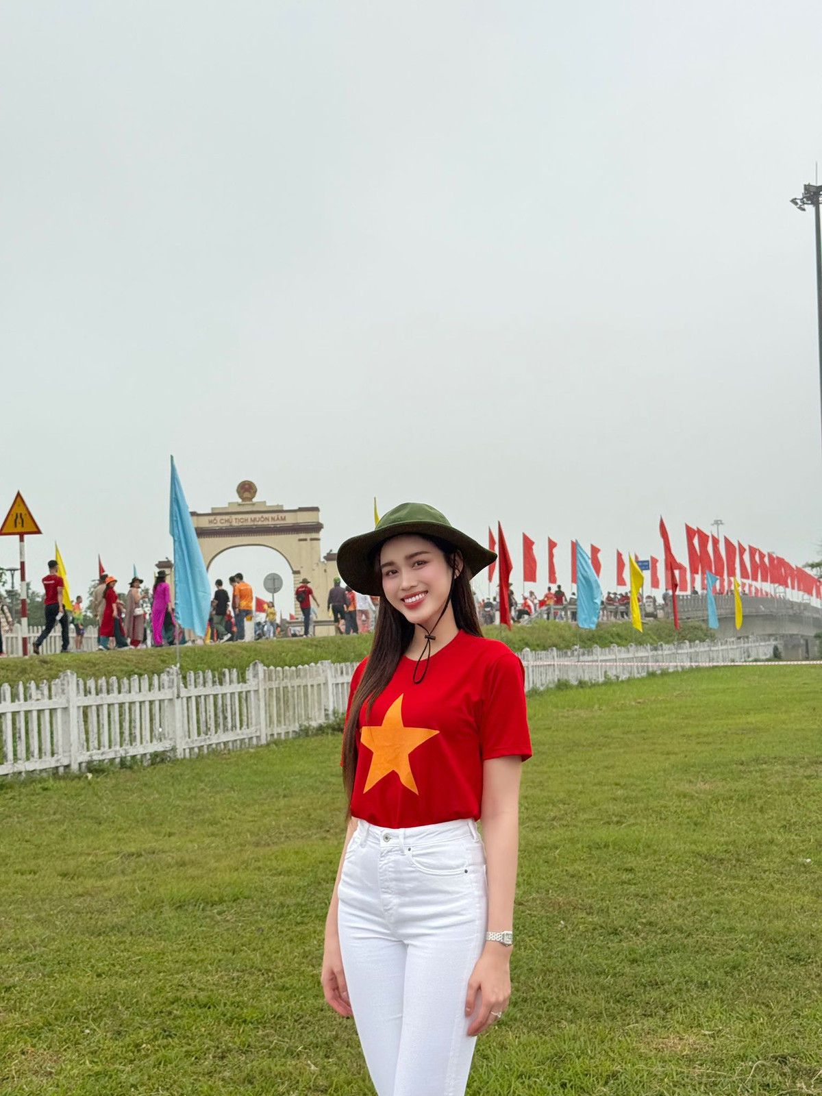 Hoa hậu Đỗ Thị Hà rạng rỡ xinh đẹp khi diện áo cờ đỏ sao vàng. Ảnh: FB Đỗ Thị Hà