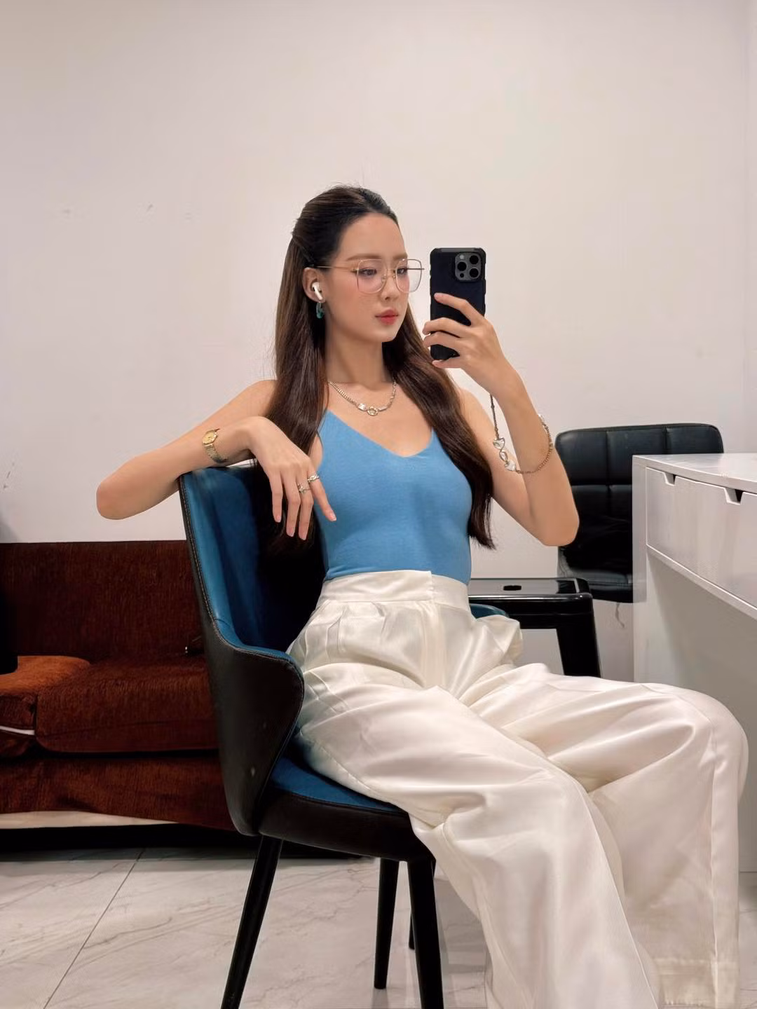 Hoa hậu Bảo Ngọc tự chụp mình trước gương. Ảnh: FB Lê Nguyễn Bảo Ngọc