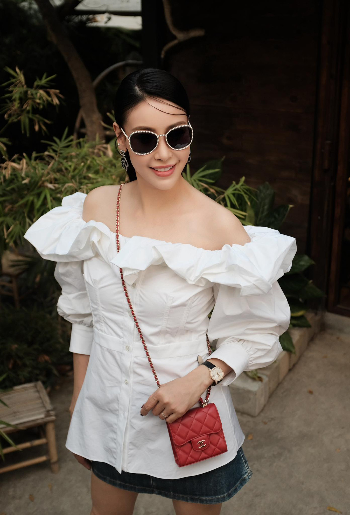 Hà Kiều Anh mặc áo trễ vai, khoe bờ vai thon gầy xuống phố. Ảnh: FB Ha Kieu Anh