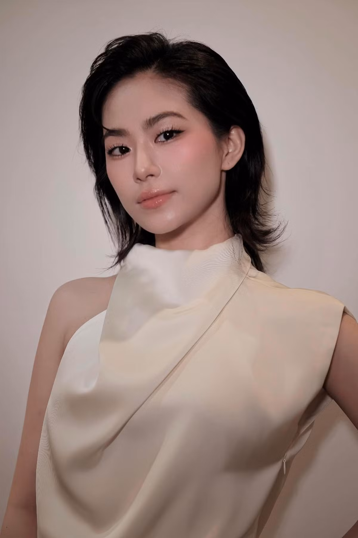 Khoảnh khắc xinh đẹp của Lương Bích Hữu khi khoe cận gương mặt. Ảnh: FB LuongBichHuu