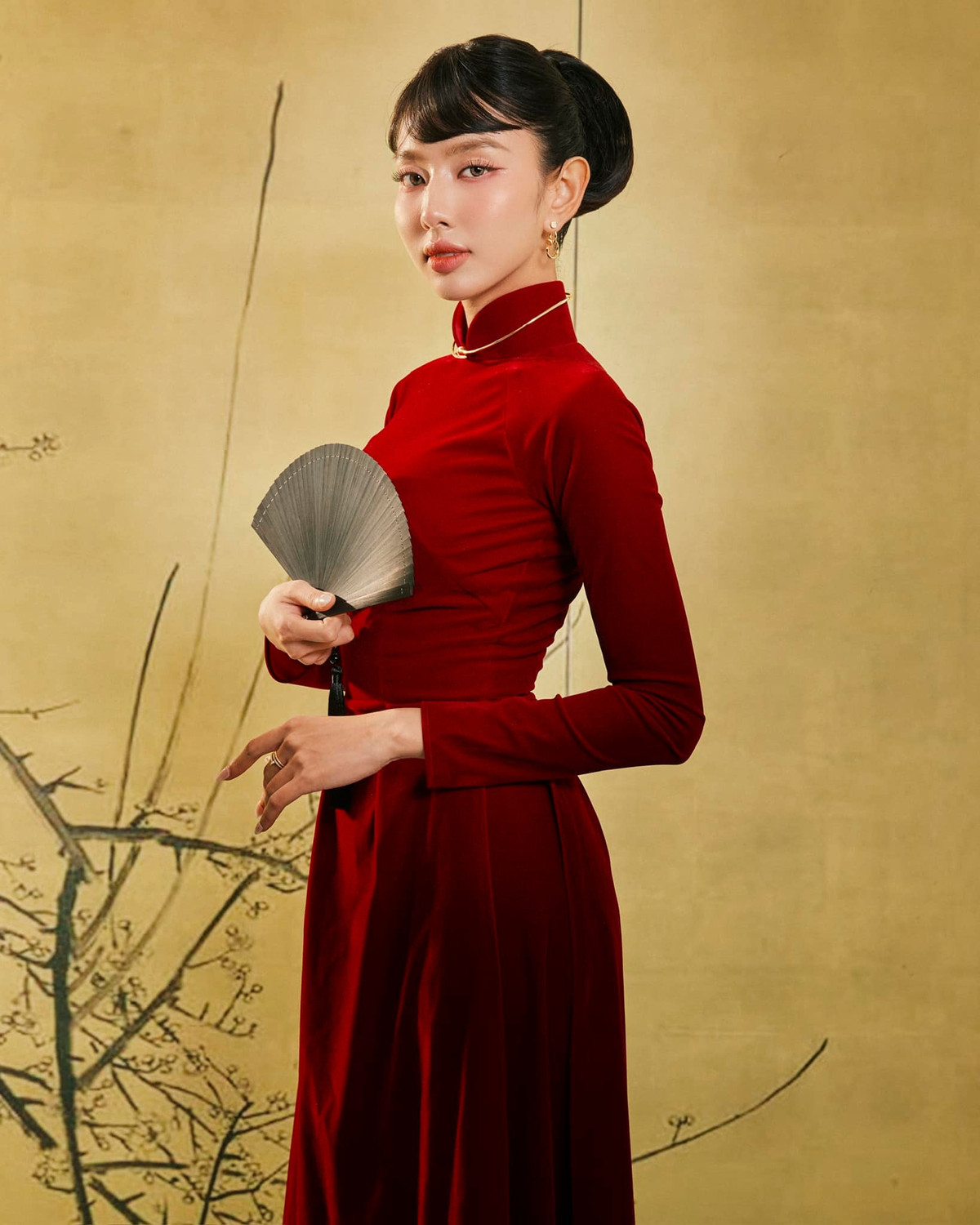 Thuỳ Tiên mặc áo dài truyền thống, Hương Giang lạ lẫm với tóc ngắn Thuy Tien mac ao dai truyen thong, Huong Giang la lam voi toc ngan