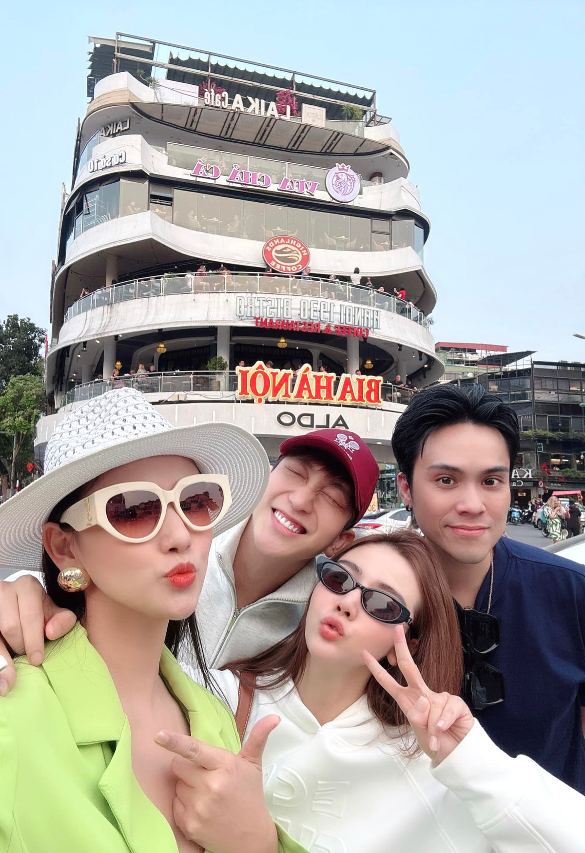 Lã Thanh Huyền, B Trần, Huyền Lizzie, MC Thái Dũng tranh thủ check in trước toà Hàm cá mập. Ảnh: FB Lã Thanh Huyền