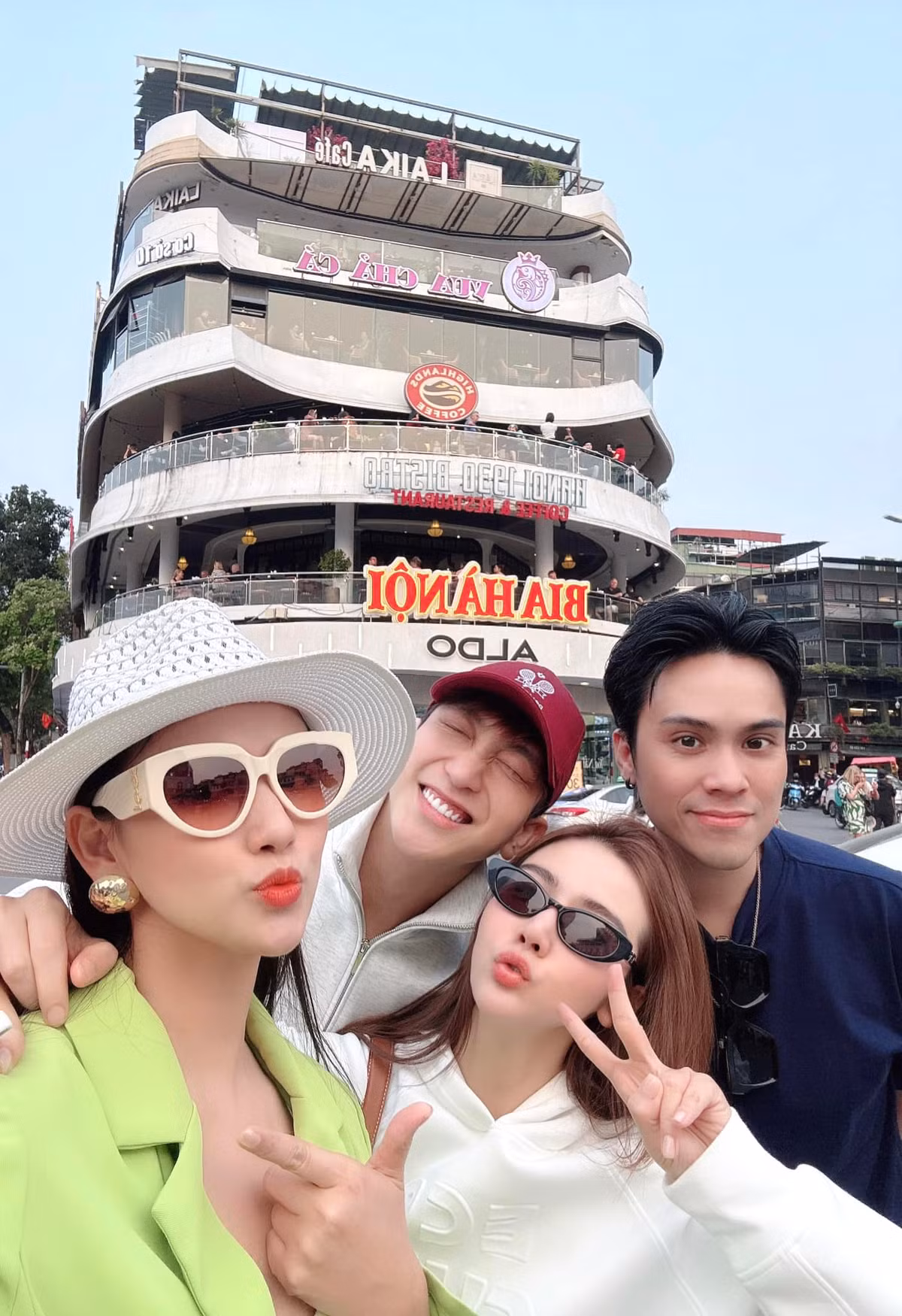 Lã Thanh Huyền, B Trần, Huyền Lizzie, MC Thái Dũng tranh thủ check in trước toà Hàm cá mập. Ảnh: FB Lã Thanh Huyền