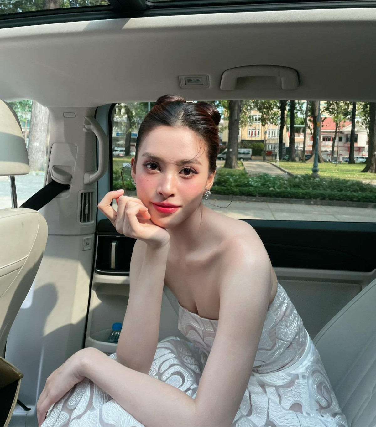 Hoa hậu Tiểu Vy tranh thủ tạo dáng trong lúc xe ô tô chờ đèn đỏ. Ảnh: FB Trần Tiểu Vy