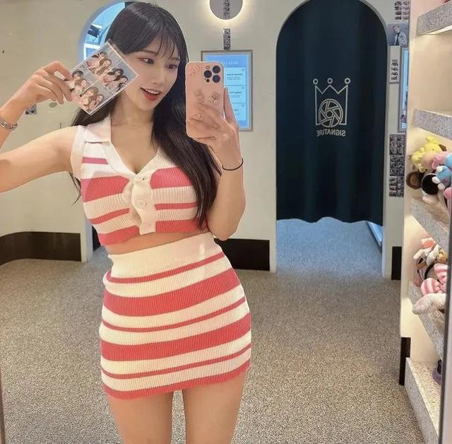 Grillrae sở hữu vẻ đẹp vừa tinh tế lại quyến rũ. Gương mặt thanh tú với những đường nét hài hòa, kết hợp cùng thân hình đầy đặn, tạo nên sức hút khó cưỡng cho cô nàng, khiến người đối diện khó rời mắt.