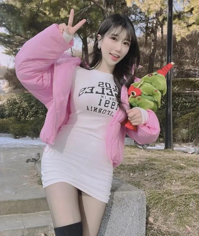 Cô thường xuyên đăng tải hình ảnh quyến rũ trên Instagram. Ảnh: IGNV