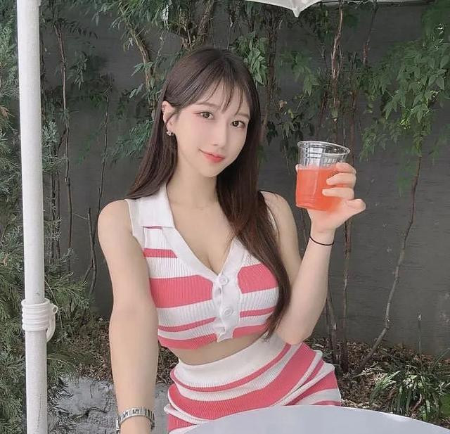 Những set đồ này co giãn, đàn hồi, thấm mồ hôi cực tốt, giúp Grillrae vận động thoải mái mà vẫn cực tôn dáng.