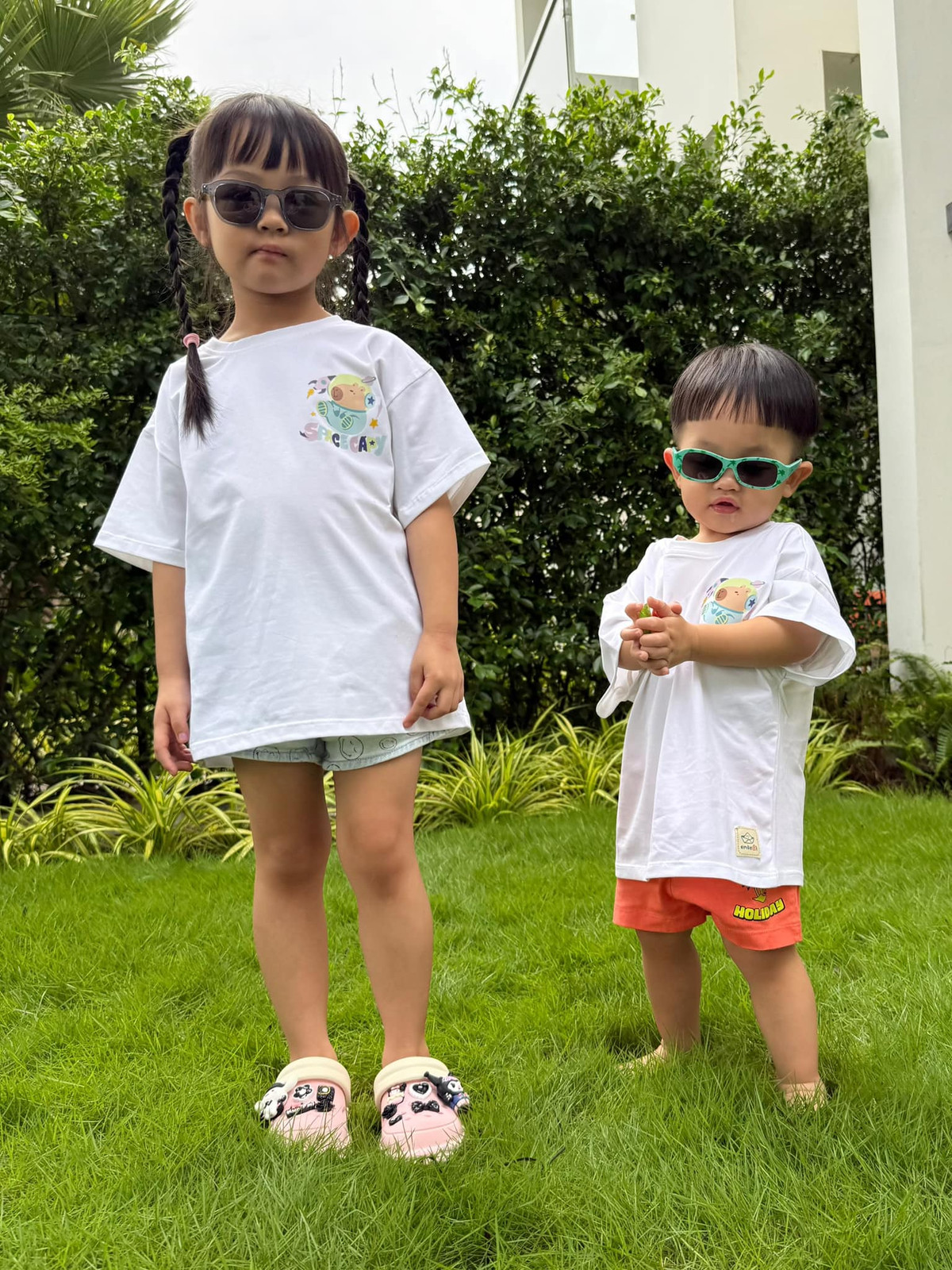 Cựu người mẫu Đàm Thu Trang đăng hình ảnh hai con chơi đùa trên sân cỏ. Ảnh: Đàm Thu Trang