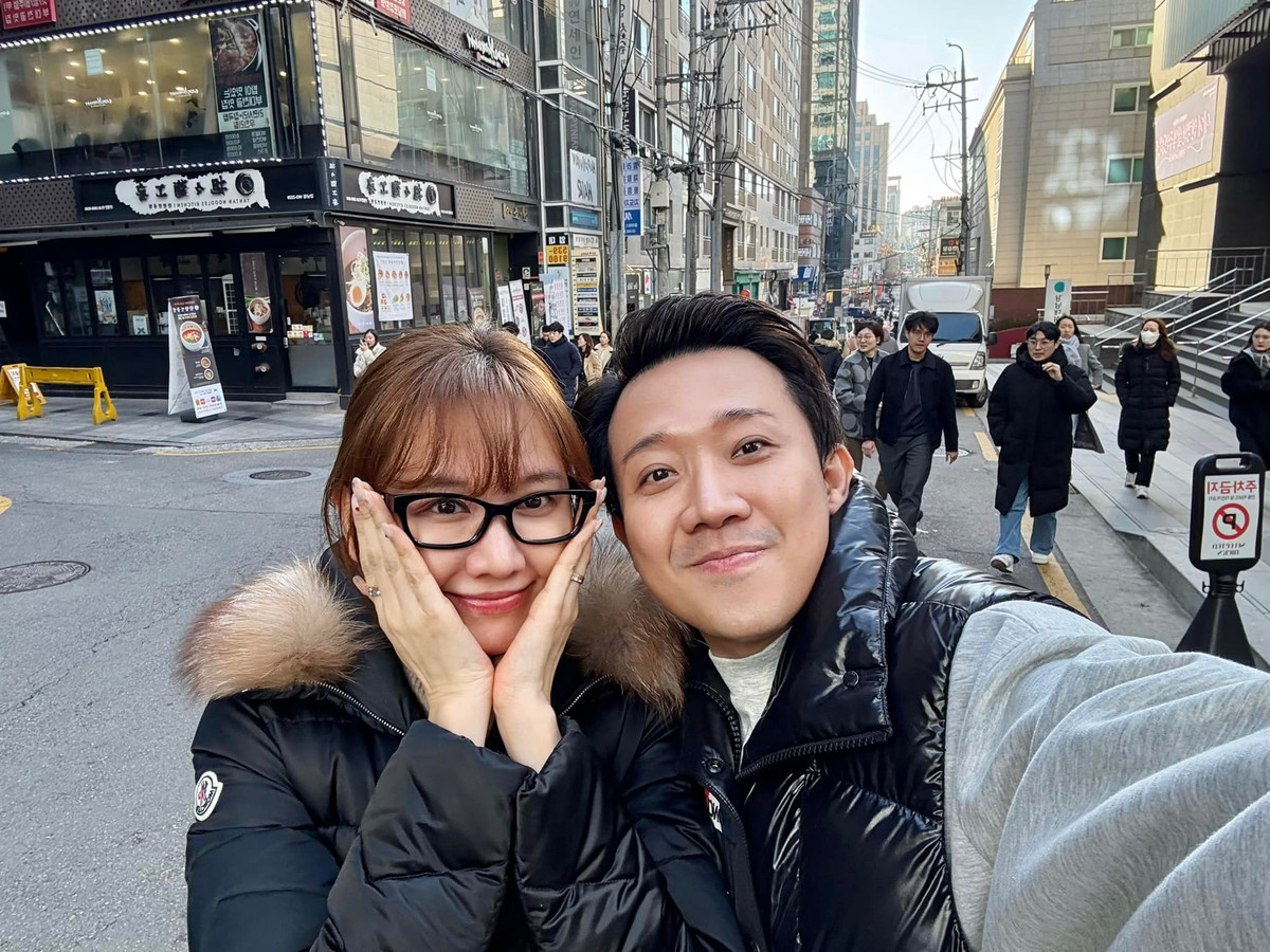 Vợ chồng Trấn Thành - Hari Won đón giao thừa ở Hàn Quốc. Ảnh: FB Trấn Thành