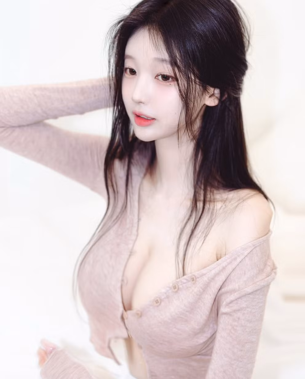 Soon Ho đang là chủ một cửa hàng chuyên đồ thiết kế, cô nàng tự làm mẫu cho hãng thời trang của mình. Ảnh: IGNV