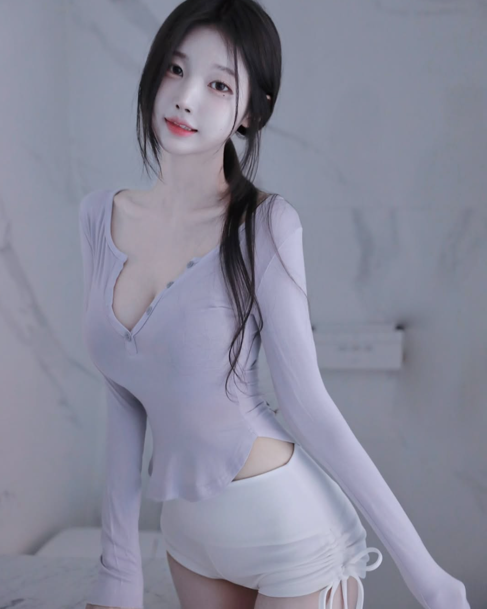 Những bức ảnh Soon Ho diện mốt quần ngắn này nhanh chóng lan truyền với tốc độ chóng mặt, thu hút hàng ngàn bình luận.
