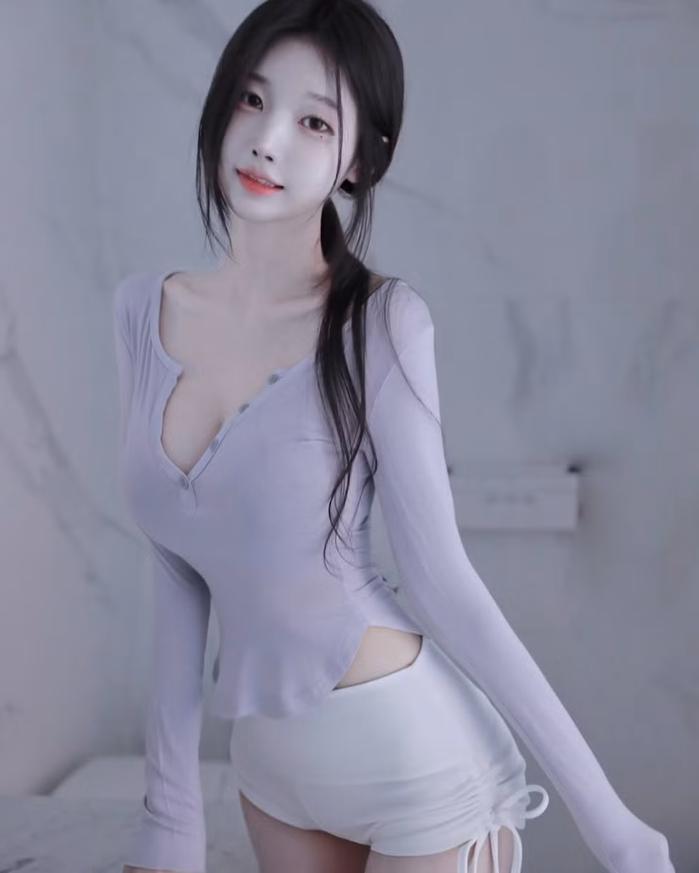 Những bức ảnh Soon Ho diện mốt quần ngắn này nhanh chóng lan truyền với tốc độ chóng mặt, thu hút hàng ngàn bình luận.