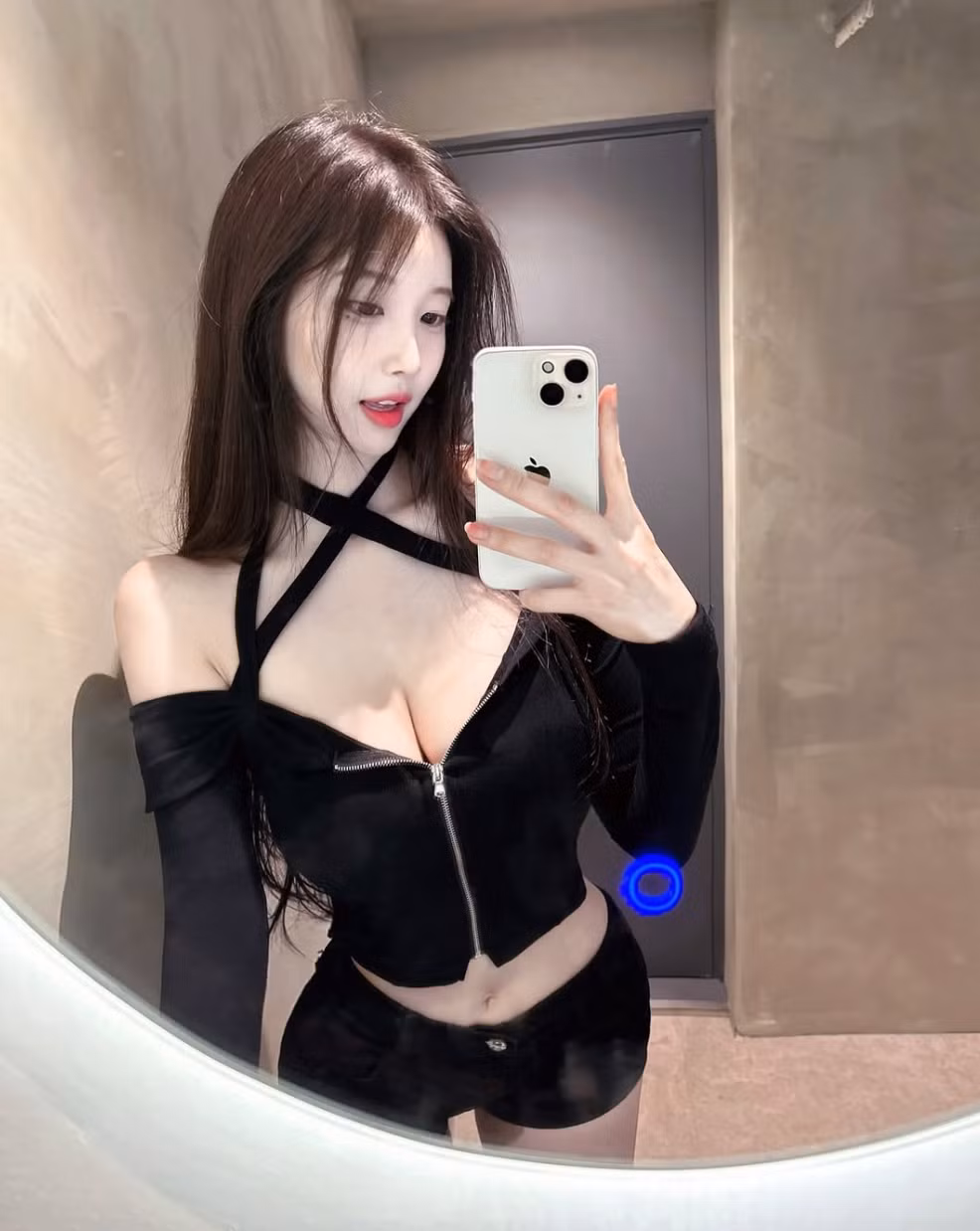 Độ dài khiêm tốn của trang phục Soon Ho mặc khiến người xem không khỏi đỏ mặt.