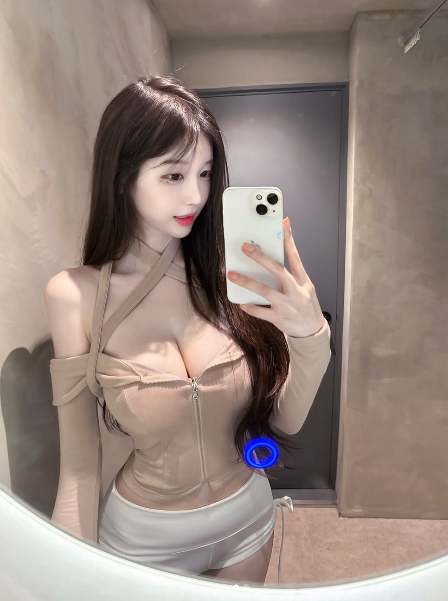 Thay vì những bộ cánh lộng lẫy thường thấy ở các người nổi tiếng, Soon Ho lại ưa chuộng những chiếc quần short siêu ngắn, được ví von như "quần gang tay".
