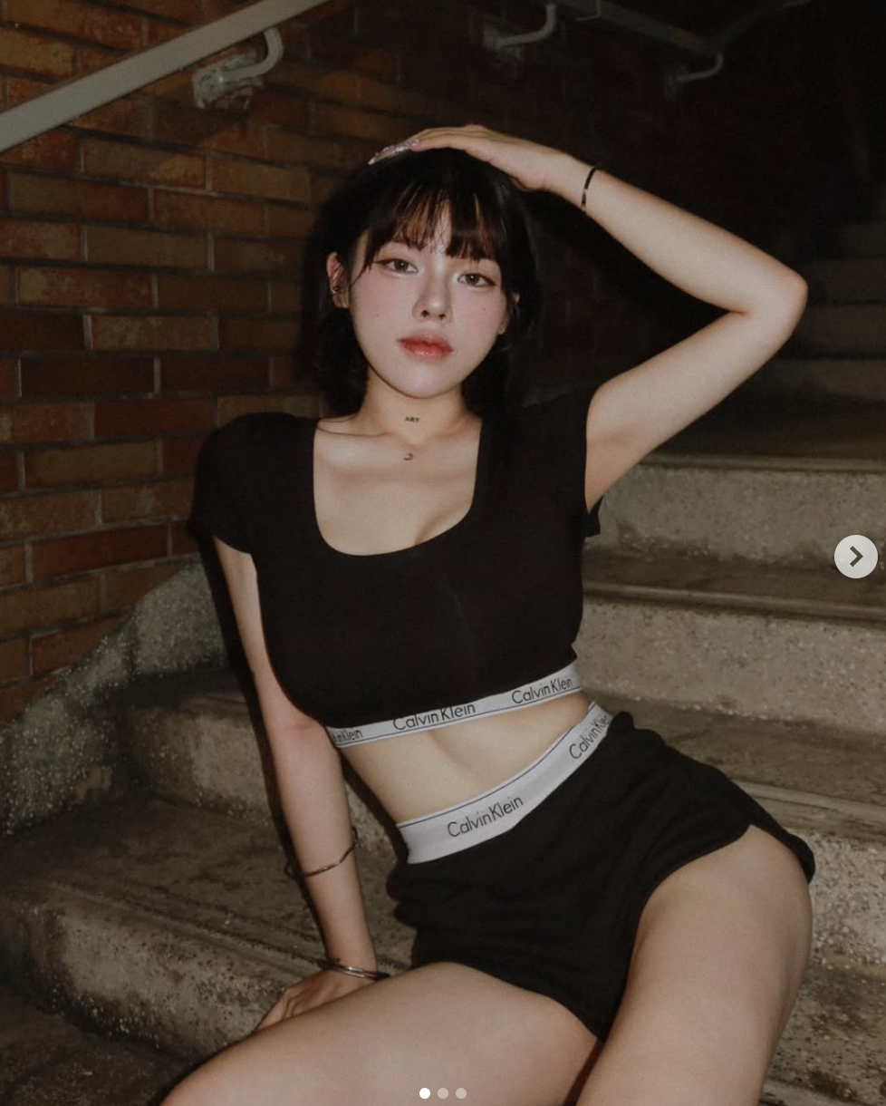 Cô nàng thường xuyên xuất hiện trên phố với những bộ cánh "thiếu vải", khoe trọn đường cong quyến rũ.