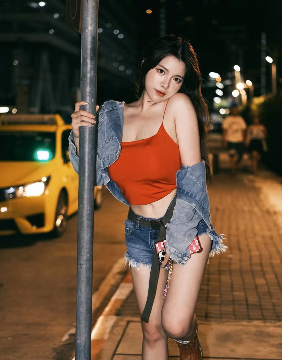 Trang phục bó sát là thiết kế yêu thích của cô nàng.