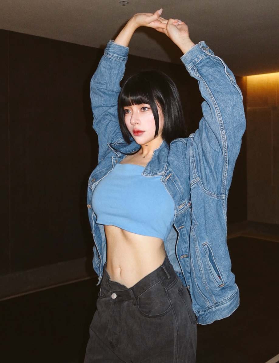 Tương Nhi là mỹ nhân đến từ Trung Quốc nổi tiếng với thân hình "siêu thực".