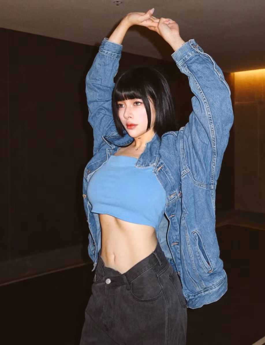 Tương Nhi là mỹ nhân đến từ Trung Quốc nổi tiếng với thân hình "siêu thực".