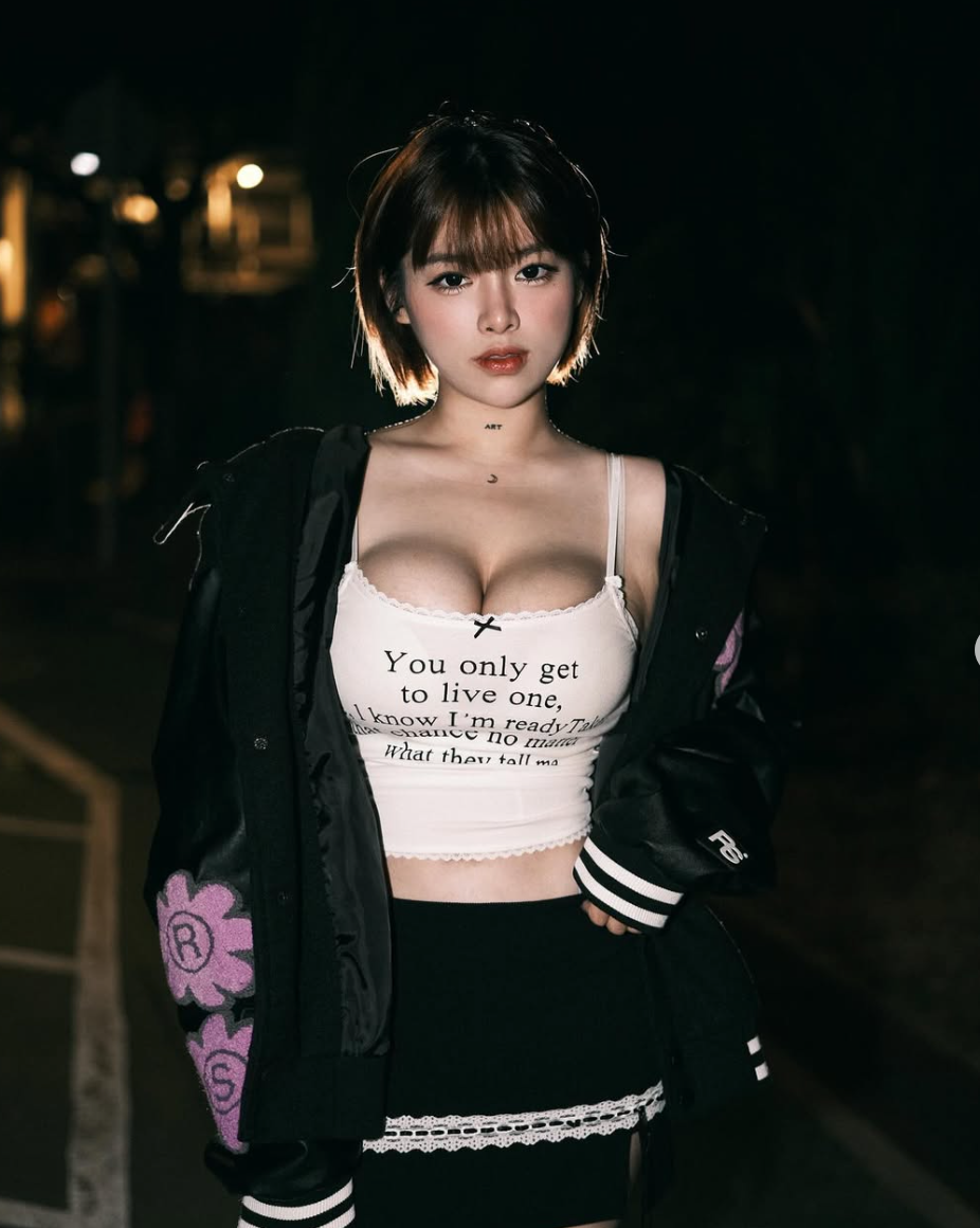 Không ít lần Tương Nhi mặc hở bạo khi ra ngoài đường.