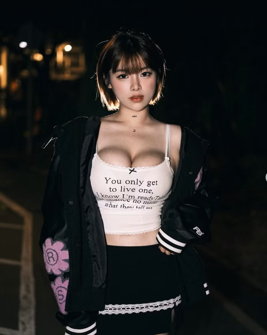 Không ít lần Tương Nhi mặc hở bạo khi ra ngoài đường.