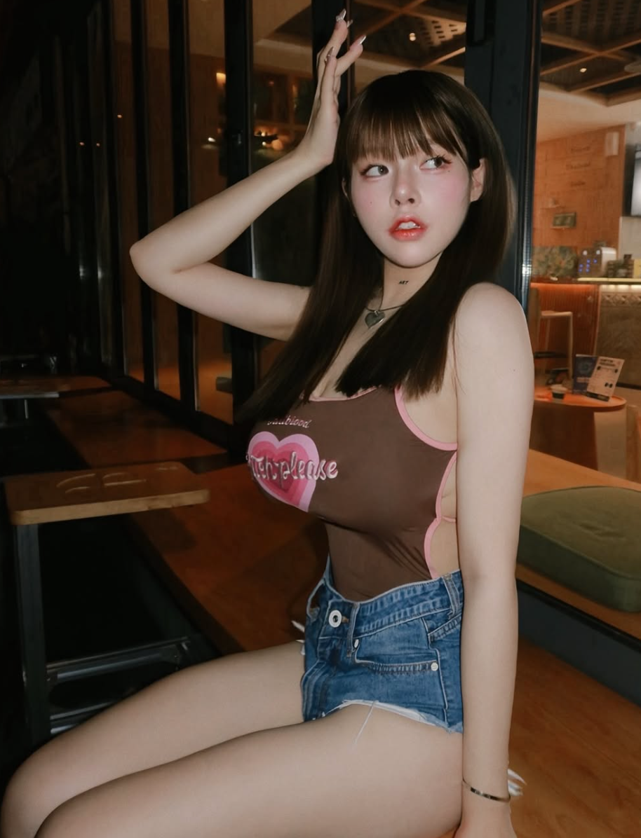 Vòng eo nhỏ đến khó tin kết hợp với vòng một căng đầy tạo nên một tỷ lệ cơ thể hoàn hảo, khiến nhiều người không khỏi trầm trồ, thán phục mỹ nhân xứ Trung này.