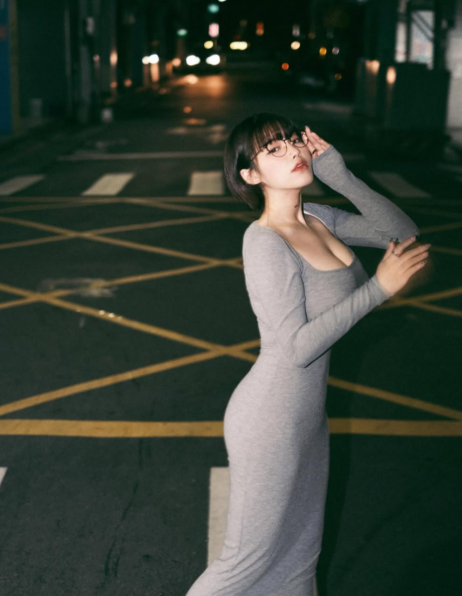 Cô nàng có vòng một "khủng", eo con kiến cùng vòng ba nảy nở.