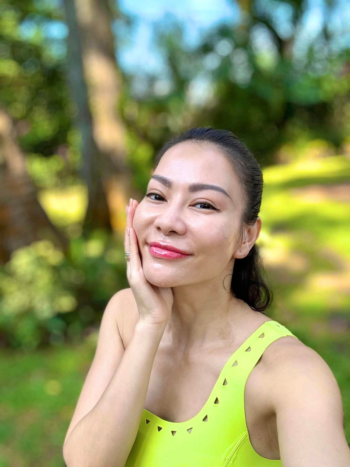 Nam doanh nhân từng chi tiền tỷ để vợ làm liveshow kỷ niệm 20 năm ca hát. Trong đó, tiền đầu tư cho 4 bộ trang phục của cô có giá lên đến 700 triệu đồng. Ảnh: FB Thu Minh Vu