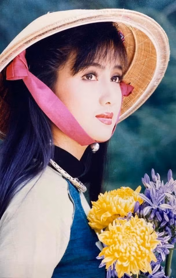 Trong trang phục truyền thống, Hiền Mai được nhận xét mang vẻ đẹp đậm chất Á đông với gương mặt trái xoan, làn da trắng và mái tóc đen, dài. Ảnh: FB Hiền Mai