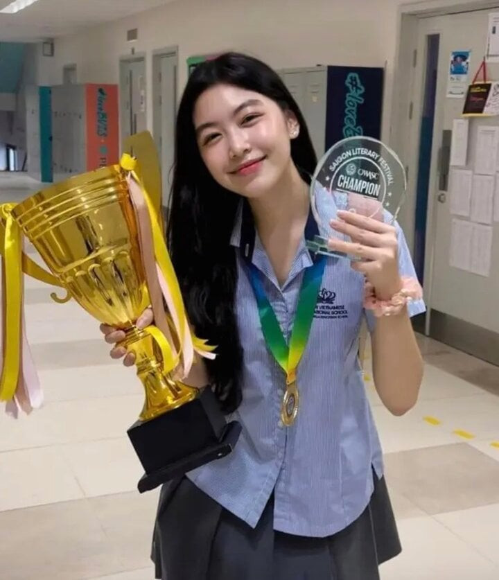 Con gái Quyền Linh nhận nhiều giải thưởng, sở hữu thành tích học tập ấn tượng. Ảnh: FB Mai Thảo Linh