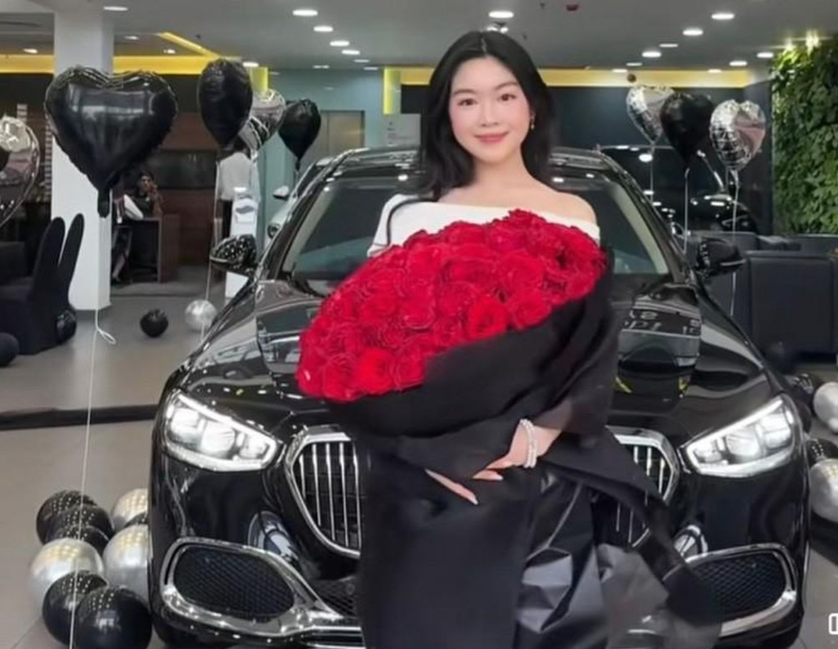 Mới đây nhất, Lọ Lem khiến nhiều người "choáng ngợp" khi đăng tải clip nhận xe sang cùng gia đình. Ảnh chụp màn hình