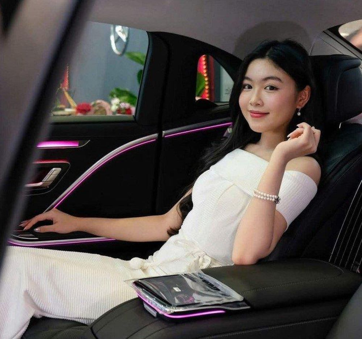 Được biết, chiếc xe sang này có giá niêm yết là 8,199 tỷ đồng, tổng chi phí lăn bánh là hơn 9 tỷ đồng. Ảnh: Người đưa tin