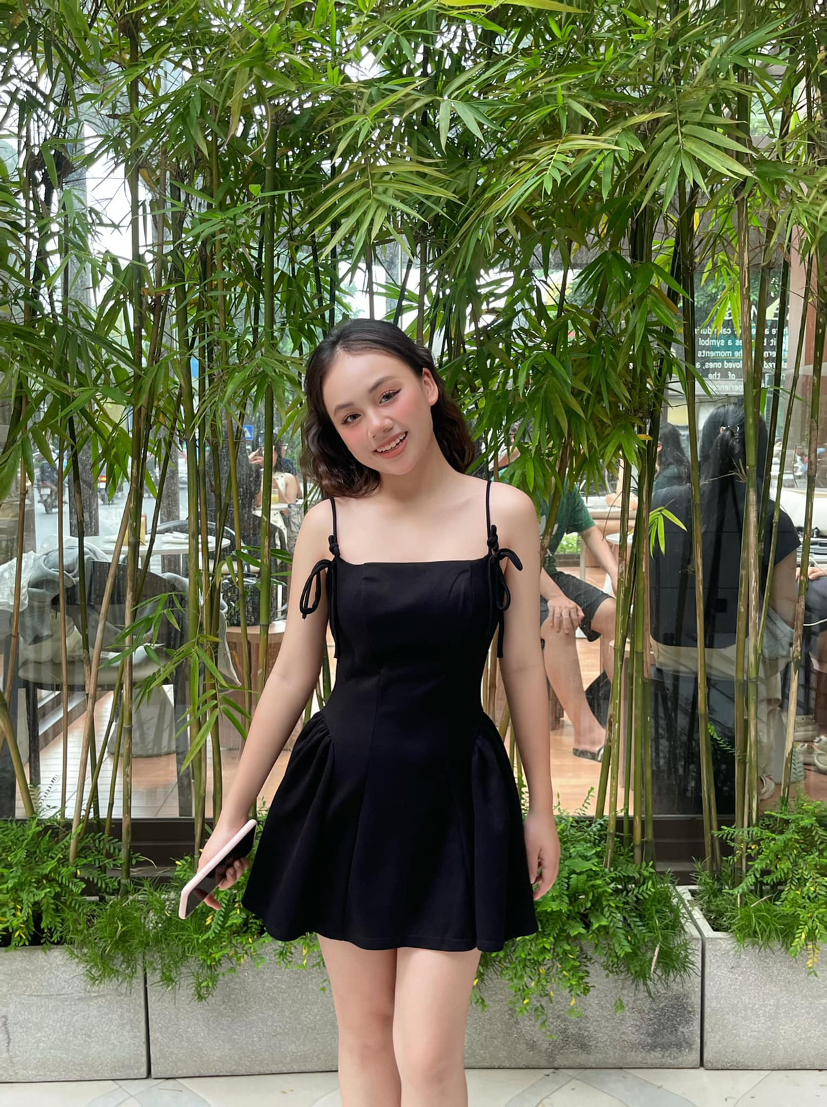 Sau hơn 5 năm kể từ thời điểm đóng vai "con gái" Hồng Diễm, bé Bống "Hoa hồng trên ngực trái" đã trổ mã xinh xắn khiến nhiều người bất ngờ. Ảnh: FB Hồng Nhung